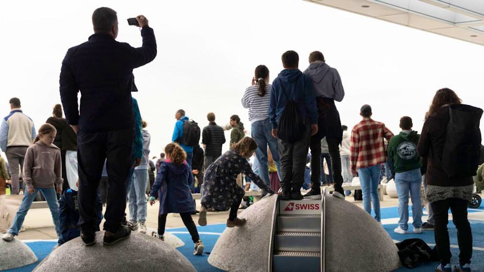 Swiss begrüsst ihren ersten neuen Langstreckenflieger A350 - Gallery. Gespanntes Warten auf den ersten neuen A350-Flieger der Swiss am Flughafen Zürich. Dort traf die Maschine am Donnerstagnachmittag gegen 15:30 ein.