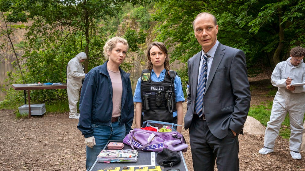 «Tatort» im Check: Wie viel kostet ein Heimkind den Staat tatsächlich?. Diese Dinge trug das tote Mädchen bei sich: Leonie Winkler (Cornelia Gröschel, links), Polizistin Antje (Victoria Schulz) und Peter Schnabel (Martin Brambach) untersuchen die Tasche von Lilly-Marie.