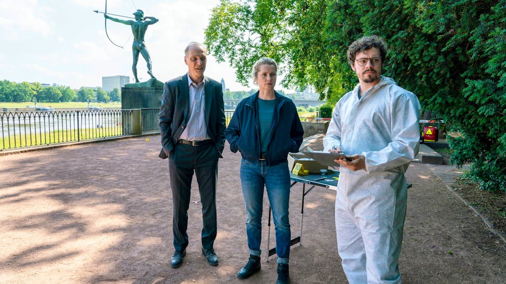 «Tatort» im Check: Wie viel kostet ein Heimkind den Staat tatsächlich?. Jetzt packt – wegen Personalmangel – sogar der Chef vor Ort mit an: Peter Schnabel (Martin Brambach, links) untersucht mit Leonie Winkler (Cornelia Gröschel) und Dr. Himpe (Ron Helbig) einen Tatort in Dresden.