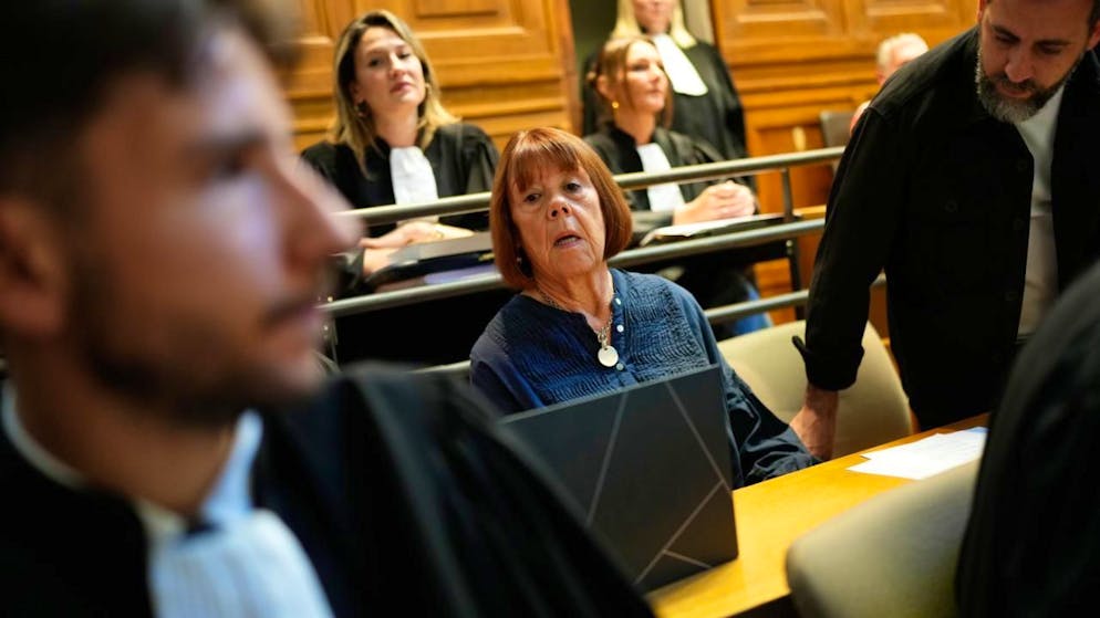 Gisèle Pelicot (M) sitzt im Berufungsgericht in Nîmes. Foto: Lewis Joly/AP/dpa