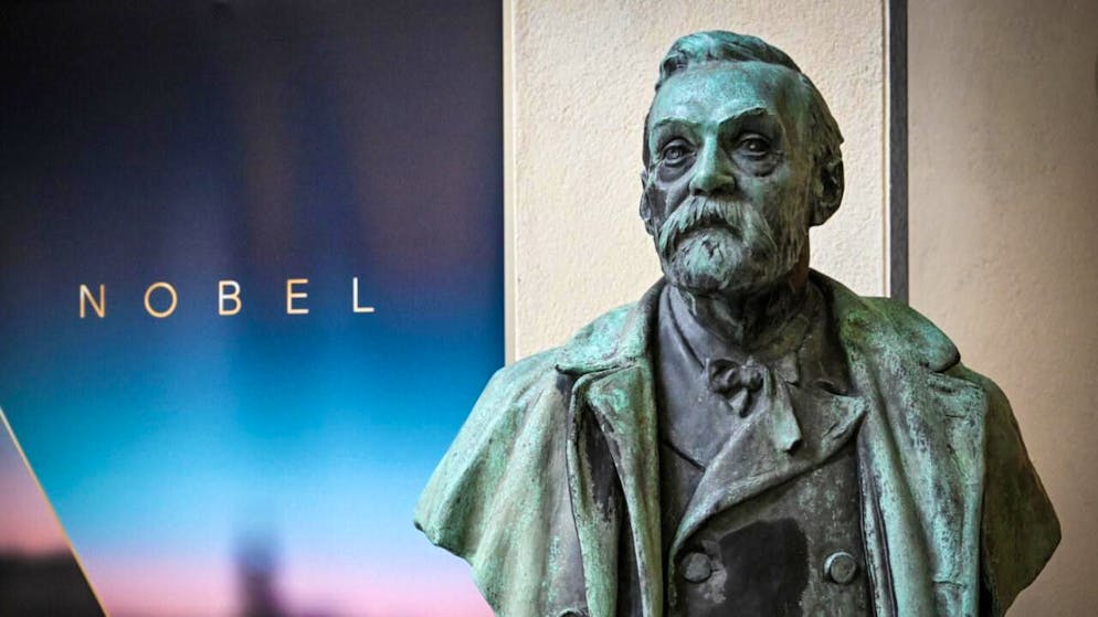 Le monde littéraire attend jeudi avec impatience de connaître le nom de l'auteur ou de l'autrice, qui va recevoir le Prix Nobel de littérature. Photo: un buste d'Alfred Nobel, exposé à l'Institut Karolinska à Stockholm.