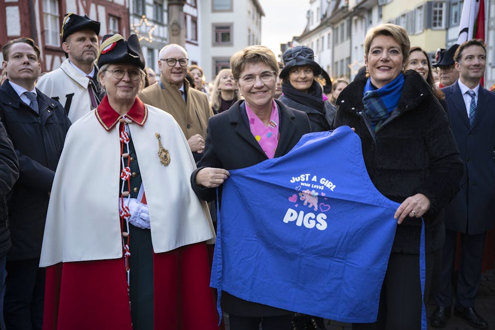 Bundespraesidentin Viola Amherd, links, posiert mit der neuen Bundespraesidentin Karin Keller-Sutter, rechts, Die schürze war ein Geschenk von Viola Amherd. Sie hatte diese bei der Olma-Eröffnung an und übergab sie ihr.