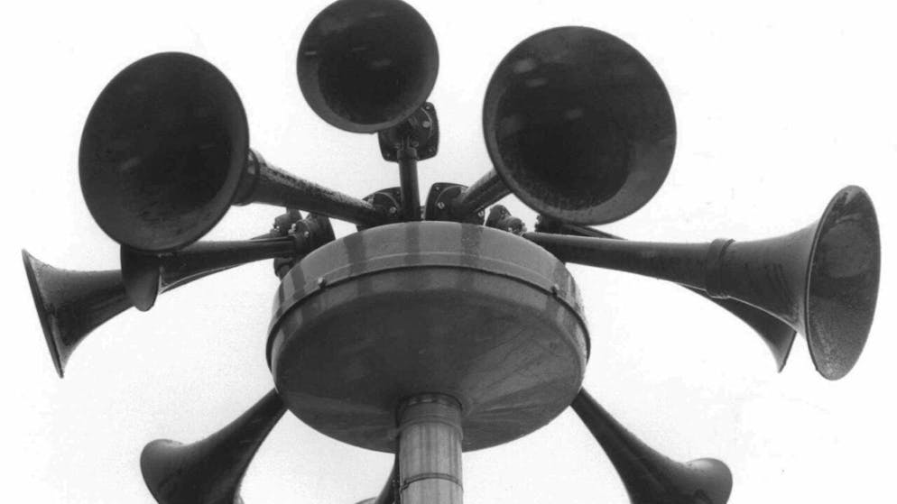 Le signal de l'alarme générale est un son oscillant continu diffusé pendant une minute dès 13h30.