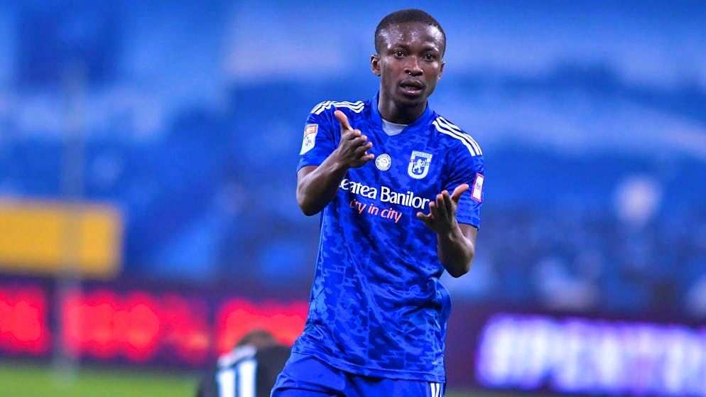 Terrible accident. Poussé dans le dos, un joueur se brise le cou contre un panneau publicitaire