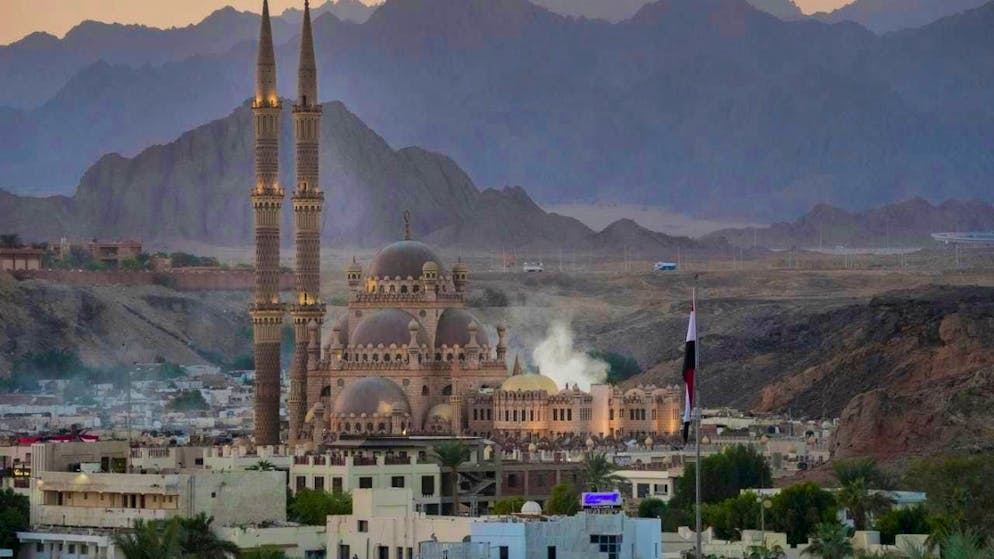 ARCHIVE - The sun sets behind the As-Sahaba mosque in the old market in Sharm El-Sheikh. The COP27 climate conference will take place from November 6 to November 18, 2022 in Sharm El-Sheikh, Egypt. Photo: Peter Dejong/AP/dpa