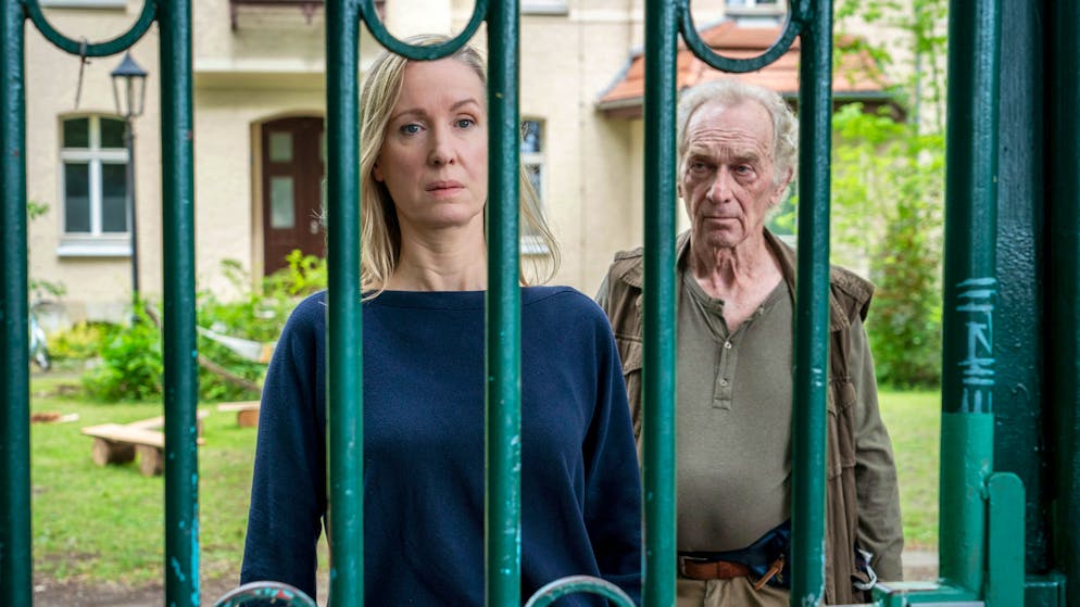 «Tatort» im Check: Wie viel kostet ein Heimkind den Staat tatsächlich?. Saskia Rühe (Silvina Buchbauer) ist die Leiterin des Kinderheims Siebenschläfer. Erwin Miersch (Elmar Gutmann) arbeitet dort als Hausmeister.