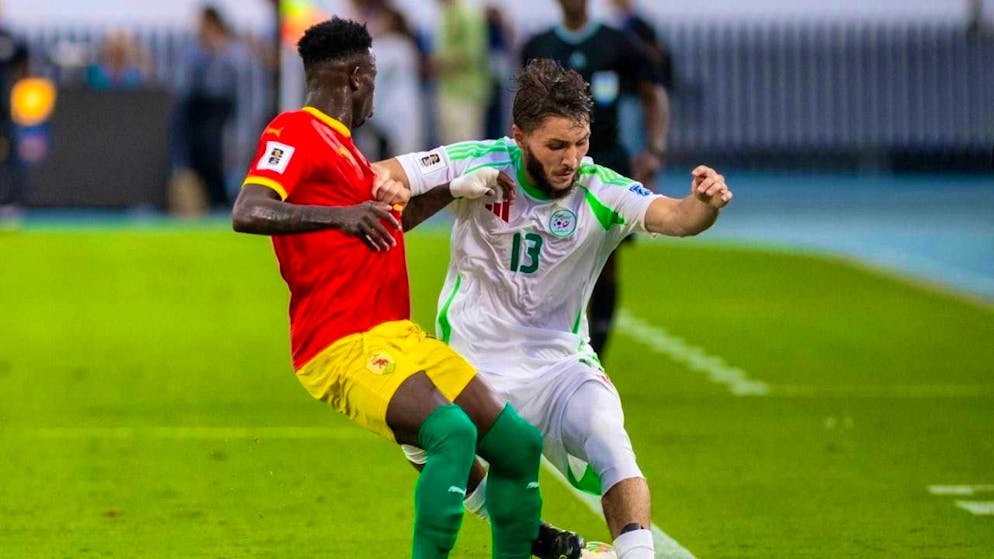 Traveling to the World Cup: YB defender Jaouen Hadjam (right, in September against Guinea) qualified with Algeria for the 2026 finals
