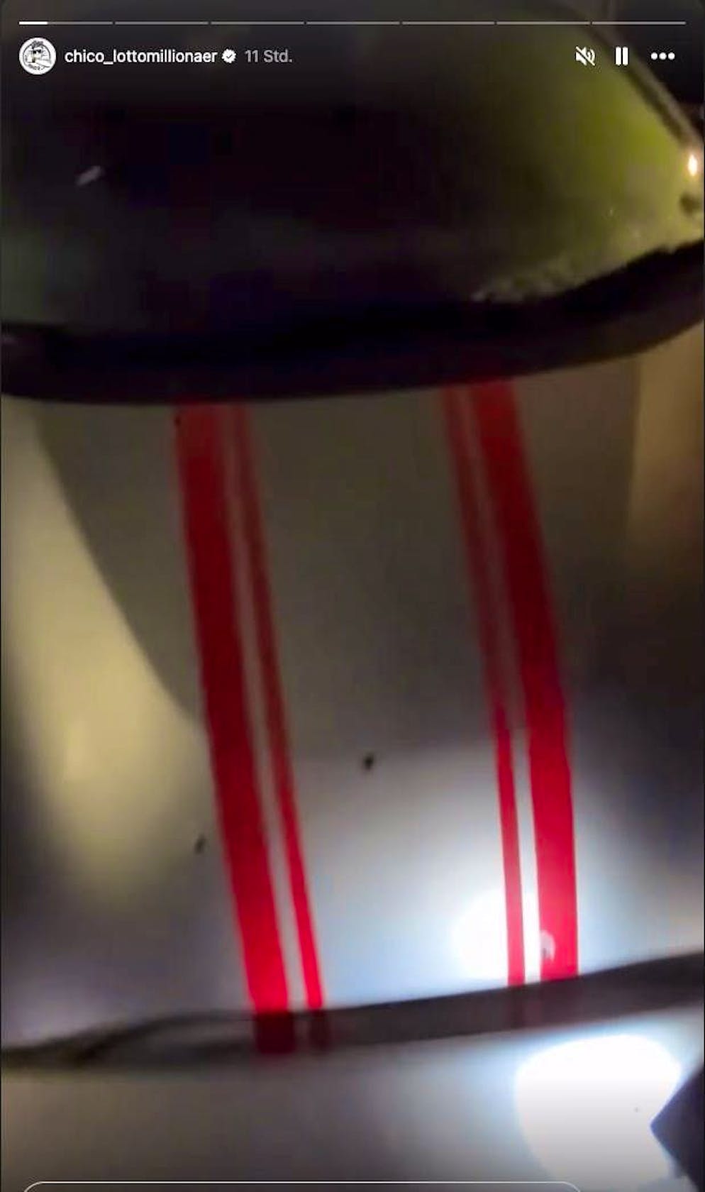 Lotto Chico documenta i fori di proiettile su Instagram.