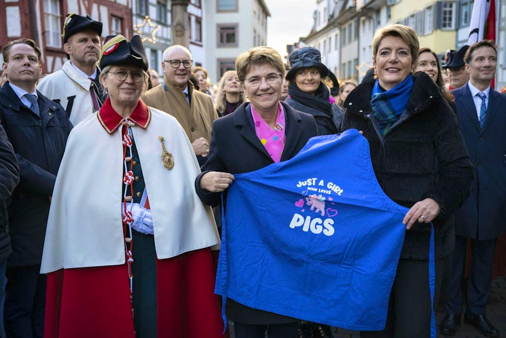 Federal President Viola Amherd, left, poses with the new Federal President Karin Keller-Sutter, right, The apron was a gift from Viola Amherd. She wore it at the opening of the Olma and presented it to her.