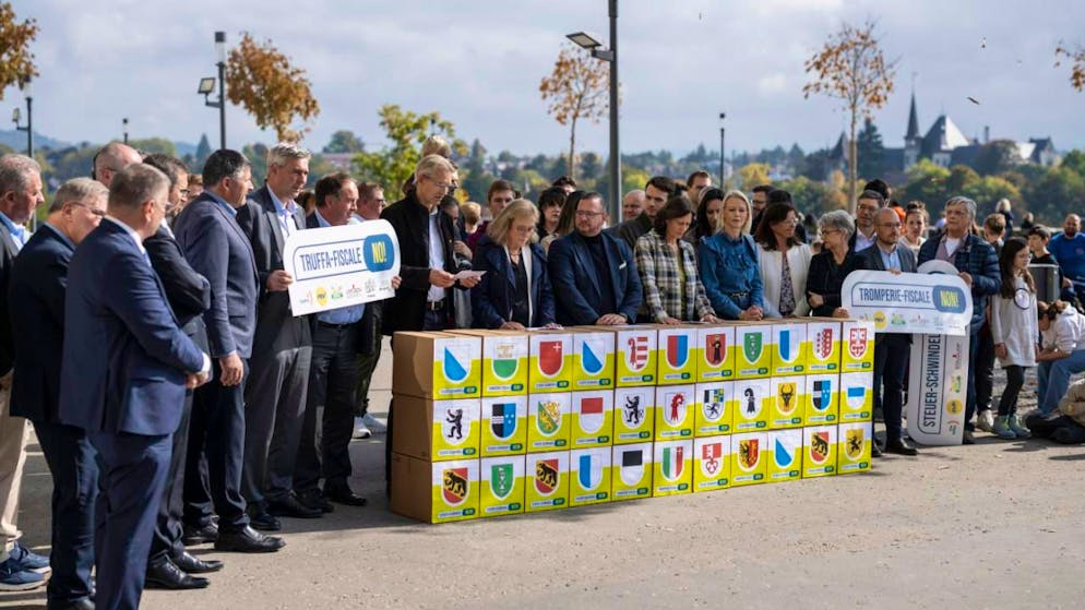 Die überparteiliche Allianz überreichte die gesammelten Unterschriften für das Referendum am Donnerstag in Bern. (Archivbild)