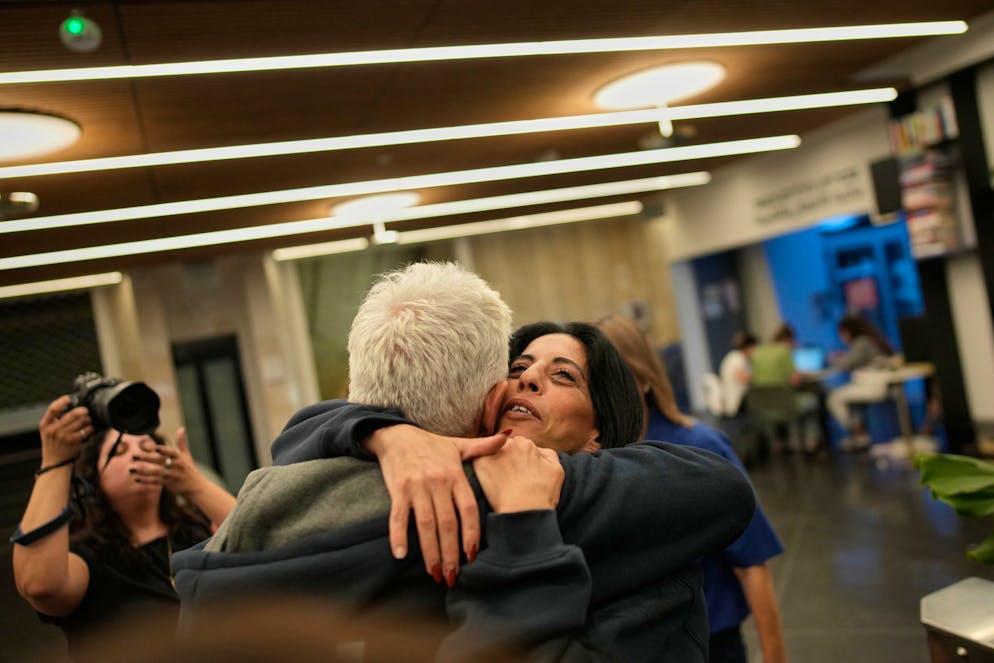 Einav Zangauker (à droite), mère de Matan Zangauker, retenu en otage par le Hamas, célèbre l’annonce de l’accord entre Israël et le Hamas, à Tel-Aviv, le 9 octobre 2025.