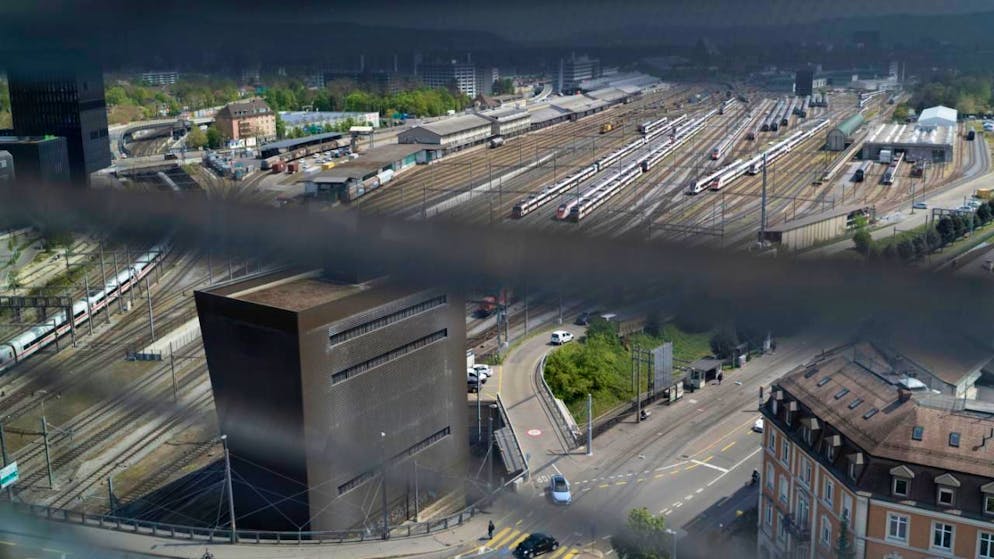 SBB-Zentralstellwerk in Basel: Beim Ausbau der Bahnanlagen in der Schweiz muss der Bundesrat aus Kostengründen Prioritäten setzen. (Themenbild)