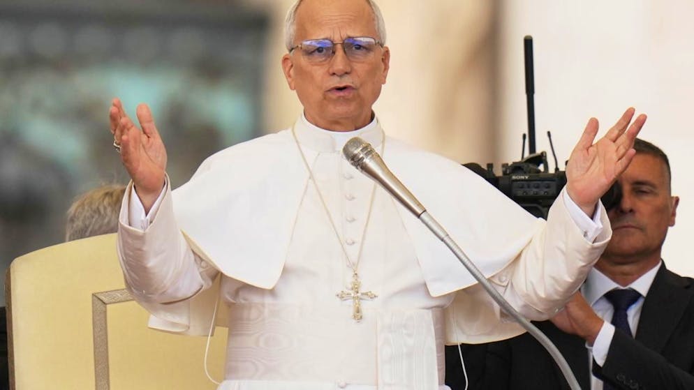 ARCHIV - Papst Leo XIV. begrüßt die Gläubigen während der wöchentlichen Generalaudienz auf dem Petersplatz. Foto: Alessandra Tarantino/AP/dpa