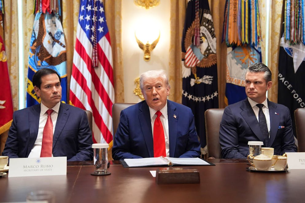 Le président Donald Trump prend la parole entre son secrétaire d’État Marco Rubio (à gauche) et le secrétaire à la Défense Pete Hegseth (à droite), à Washington, le 9 octobre 2025.