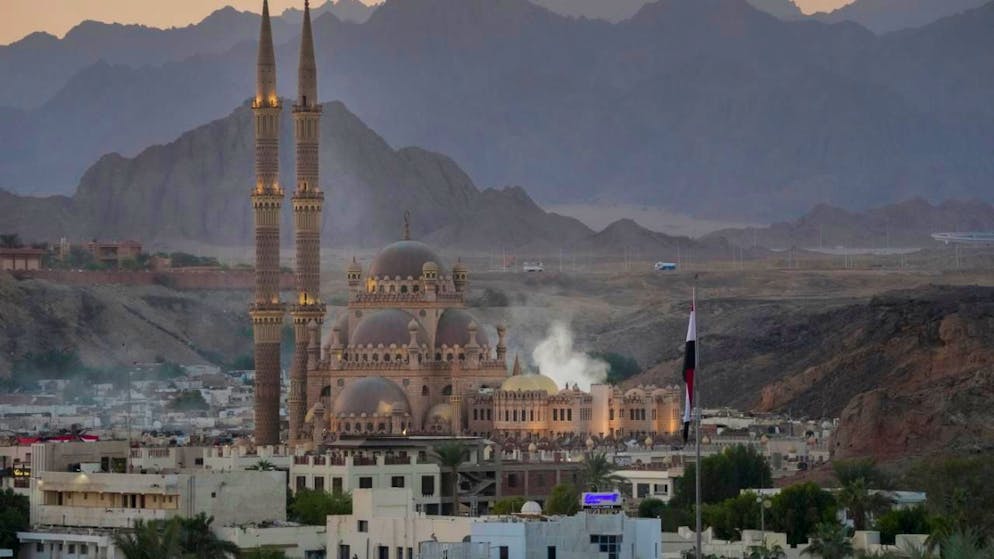 ARCHIV - Die Sonne geht hinter der As-Sahaba-Moschee auf dem alten Markt in Scharm El-Scheich unter. Die Klimakonferenz COP27 findet vom 6. November bis 18. November 2022 in Scharm El-Scheich in Ägypten statt. Foto: Peter Dejong/AP/dpa