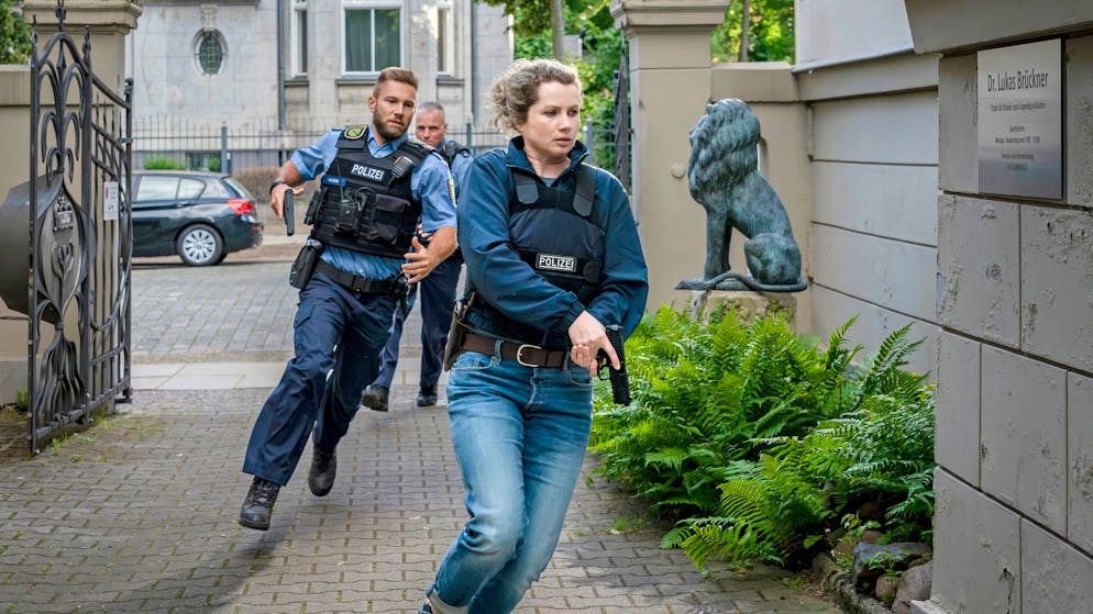 «Tatort» im Check: Wie viel kostet ein Heimkind den Staat tatsächlich?. Es könnte jemand in Gefahr sein, deshalb muss Leonie Winkler (Cornelia Gröschel) mit ihren Kollegen schnell eingreifen.