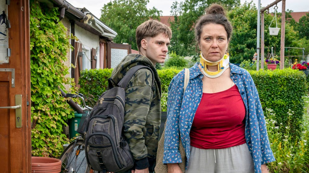 «Tatort» im Check: Wie viel kostet ein Heimkind den Staat tatsächlich?. Pascal (Florian Geisselmann) ist zu seiner ehemaligen Erzieherin Birte Friesack (Anna-Katharina Muck) geflüchtet, mit der er früher ein enges Verhältnis hatte.