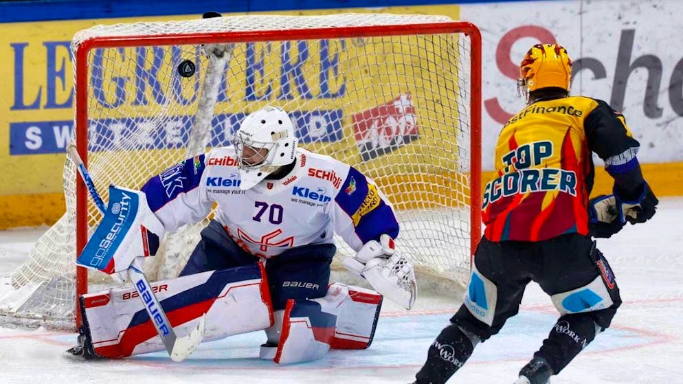 The decision in Fribourg: Sandro Schmid scores his penalty against Kloten's Ewan Huet