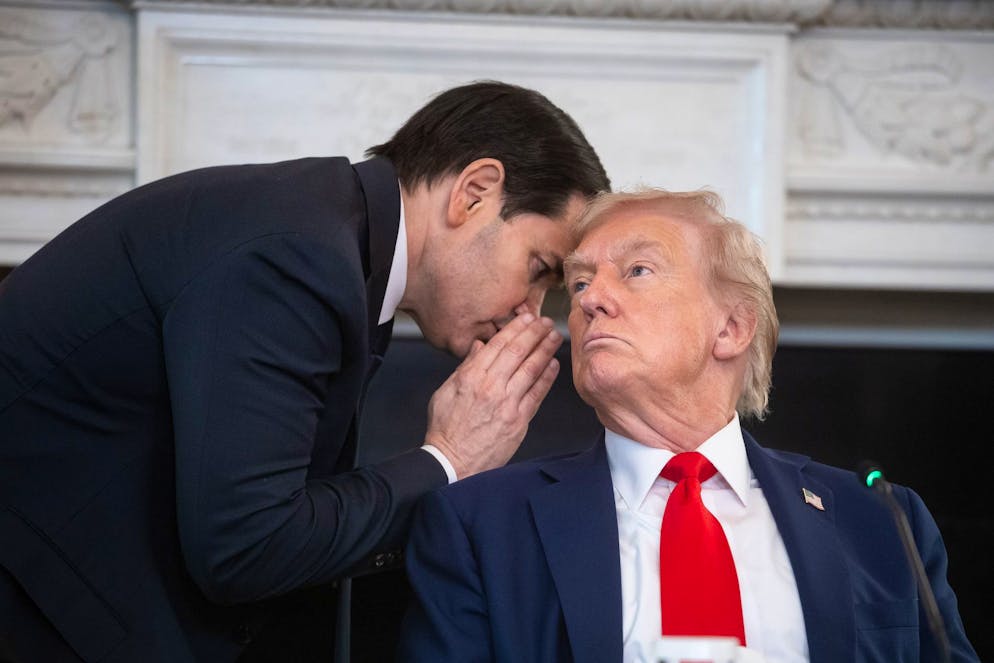 Mercredi, le secrétaire d'Etat américain a interrompu une réunion télévisée à la Maison Blanche, pour remettre une note au président et lui chuchoter qu'un accord sur Gaza était imminent.