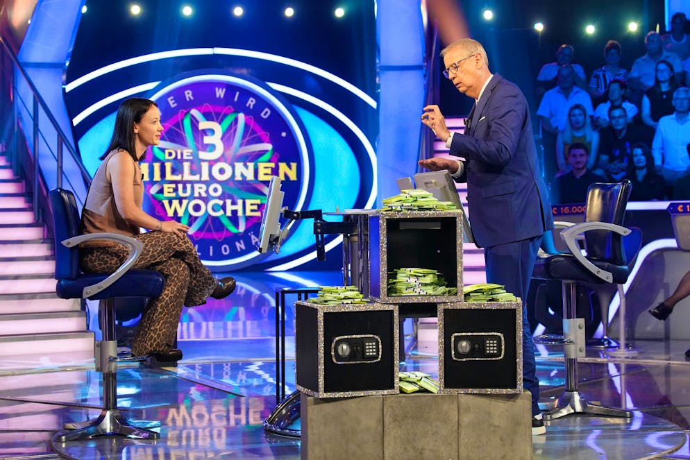 Anna-Lea Fröhlich has a bag of small lucky charms with her, which Jauch inspects with interest.