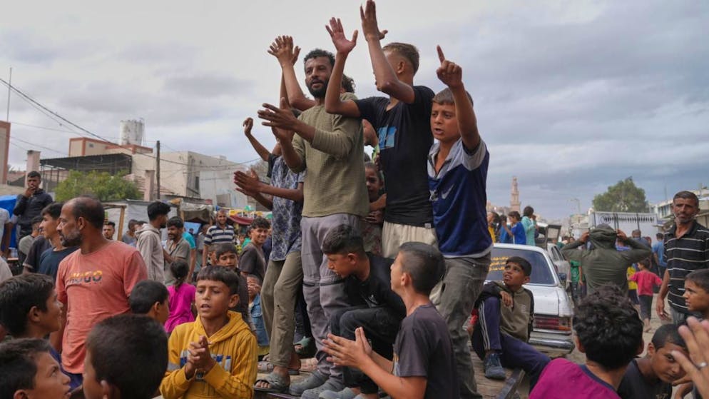 dpatopbilder - Palästinenser feiern im südlichen Gazastreifen nach der Bekanntgabe, dass Israel und die Hamas der ersten Phase eines Friedensplans zur Unterbrechung der Kämpfe zugestimmt haben. Foto: Jehad Alshrafi/AP/dpa