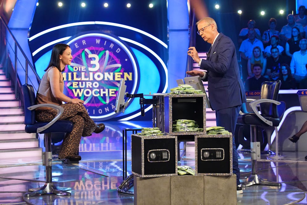 Anna-Lea Fröhlich hat einen Beutel mit kleinen Glücksbringern dabei, die Jauch interessiert inspiziert.