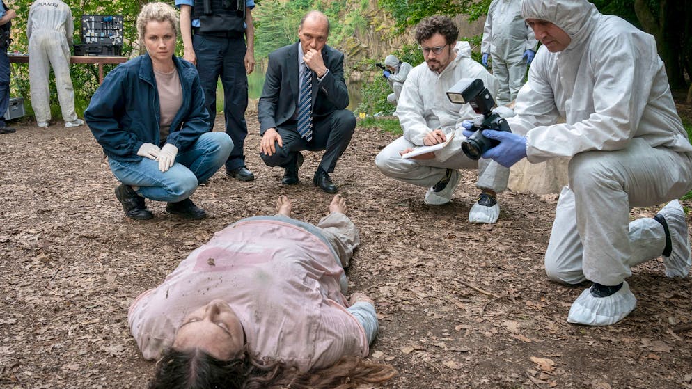 «Tatort» im Check: Wie viel kostet ein Heimkind den Staat tatsächlich?. Eine 16-Jährige, die in einem Kinderheim lebte, wurde tot aus einem See geborgen: Leonie Winkler (Cornelia Gröschel, links), Polizistin Antje (Victoria Schulz), Peter Schnabel (Martin Brambach, dritter von links) und Dr. Himpe (Ron Helbig) inspizieren die Tote Lilly-Marie Reuter (Dilara Aylin Ziem).