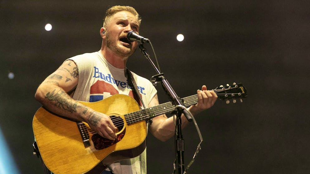 The 29-year-old Zach Bryan previously served eight years in the Navy and became internationally famous with the album "American Heartbreak".