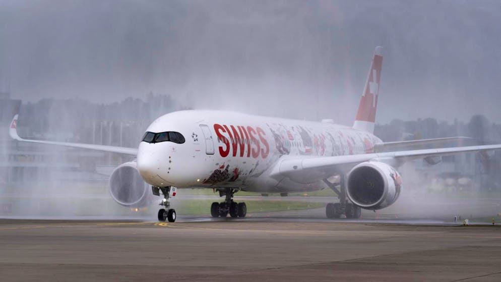 Il nuovo velivolo è stato accolto con i tradizionali getti d'acqua.