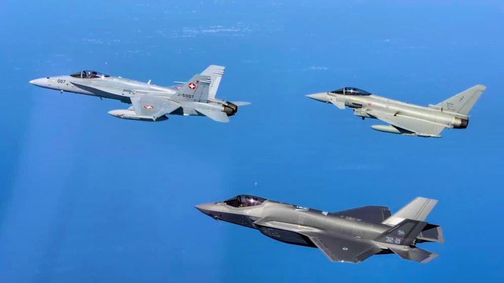 The F-35 (front) is to replace the ageing F/A-18 in the Swiss Air Force. (archive picture)