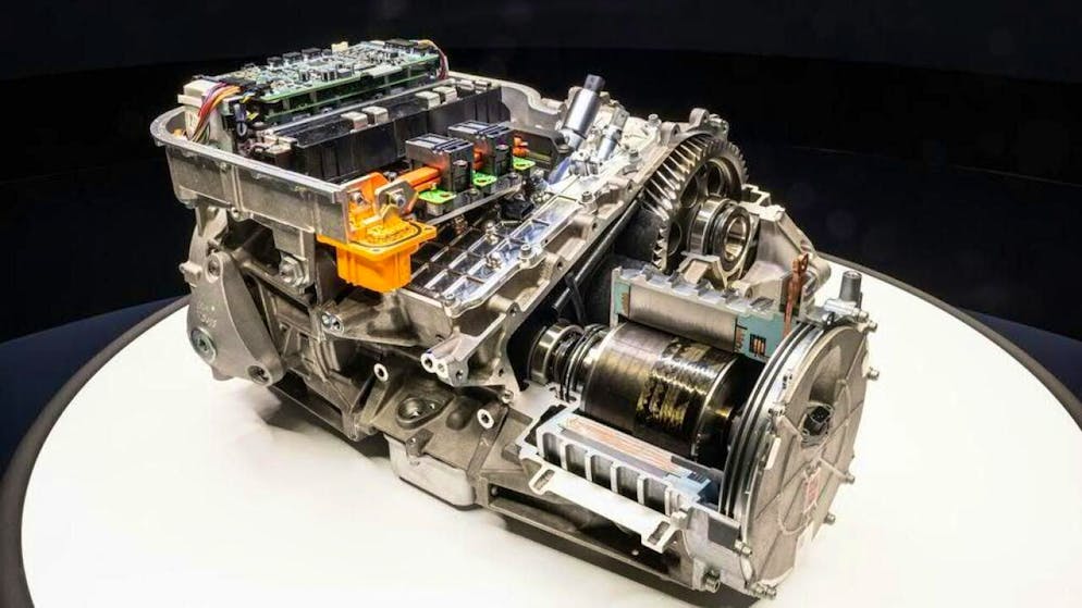 1000 PS und Tempo 310: Ferrari präsentiert sein erstes Elektroauto - Gallery. Ferrari lanciert sein erstes vollelektrisches Modell mit dem Namen "Elettrica". Der Motor mit 1000 PS kann in 2,5 Sekunden von 0 auf 100 km/h beschleunigen.