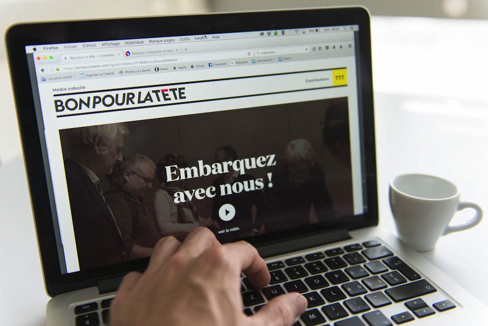 Fondé en 2017 à l'initiative de Jacques Pilet sur la disparition de L'Hebdo, Bon pour la tête s'est imposé comme un espace de réflexion et de contre-pied journalistique, attaché à la nuance et au pluralisme des points de vue.