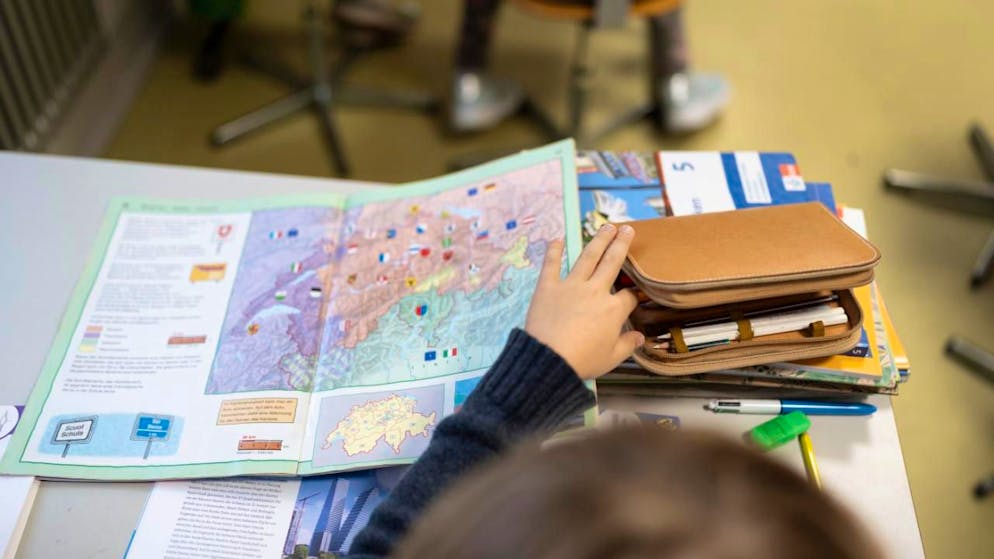 Weil weniger Kinder geboren werden, wird der Bedarf an Lehrerinnen und Lehrern für die Primarschule deutlich sinken. Davon geht das Bundesamt für Statistik aus. (Themenbild)