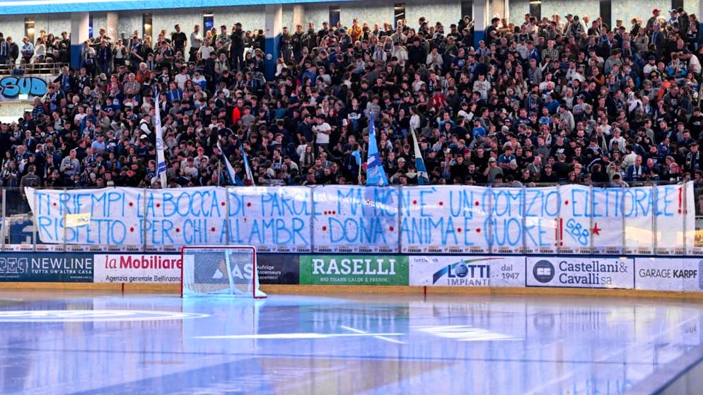 Klare Botschaft: Die Fans von Ambri-Piotta sind zufrieden, freuen sich aber über einen knappen 3:2-Sieg gegen das Schlusslicht Ajoie