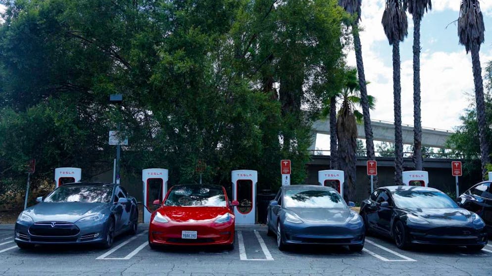 L'option de conduite autonome (FSD) de Tesla, équipant plusieurs millions de véhicules, serait impliquée dans des infractions au code de la route. (archive)