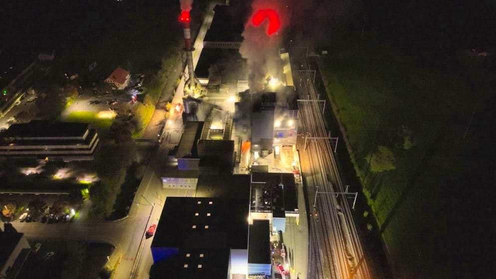 The leakage of an extremely hot mass in a Flumroc factory building led to heavy smoke.