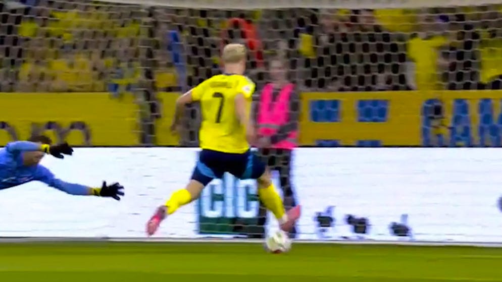 Schwedischer Mega-Bock. Hier verstolpert Bergvall den Ball vor dem leeren Schweizer Tor