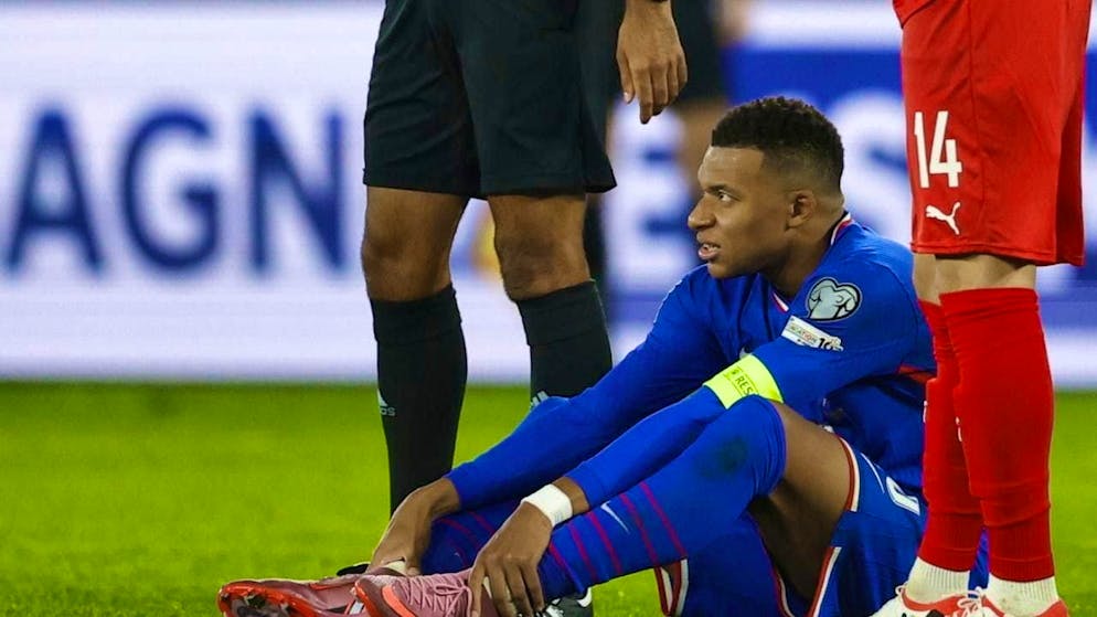 The ankle hurts: Kylian Mbappé sits on the pitch