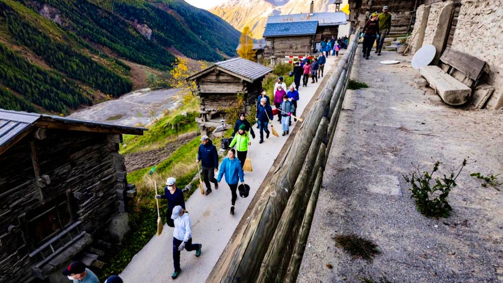 Blatten: les maisons épargnées nettoyées par plus de 70 bénévoles - Gallery. Des résidents et des bénévoles nettoient la boue vers Blatten.