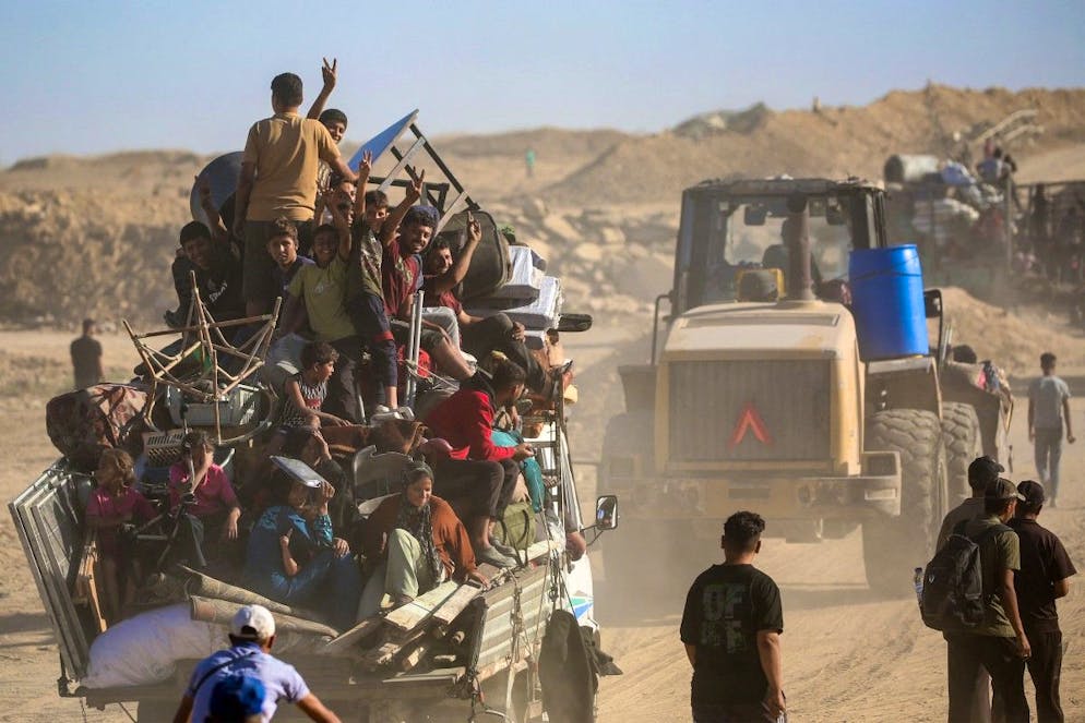 Des Palestiniens rejoignant la ville de Gaza par le «corridor de Netzarim» depuis Nousseirat, dans le centre de la bande de Gaza, le 11 octobre 2025.