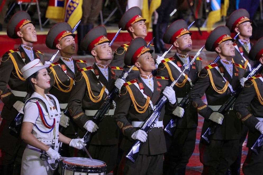 Le dirigeant nord-coréen Kim Jong-un a salué des relations « amicales et coopératives » avec la Chine alors qu’il recevait le Premier ministre Li Qiang et d’autres dignitaires étrangers à l’occasion des célébrations des 80 ans du parti au pouvoir. 