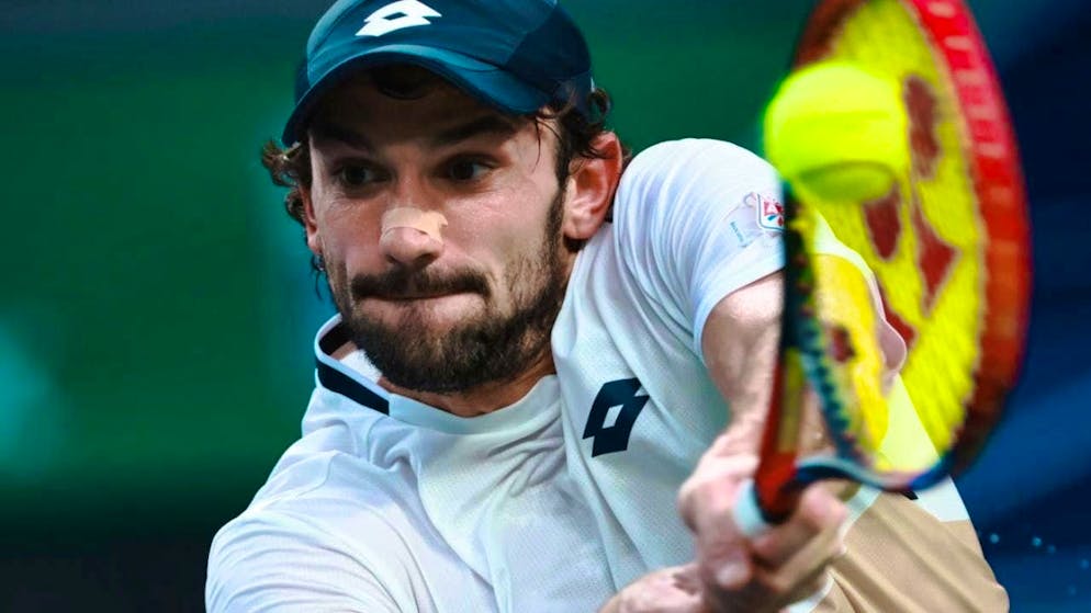 Valentin Vacherot pulls off the backhand with both hands