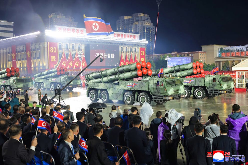 Pyongyang - 80 ans du parti unique. Des images diffusées par KCNA ont montré une série de longs missiles défiler à bord de véhicules, de nuit et sous une légère pluie.