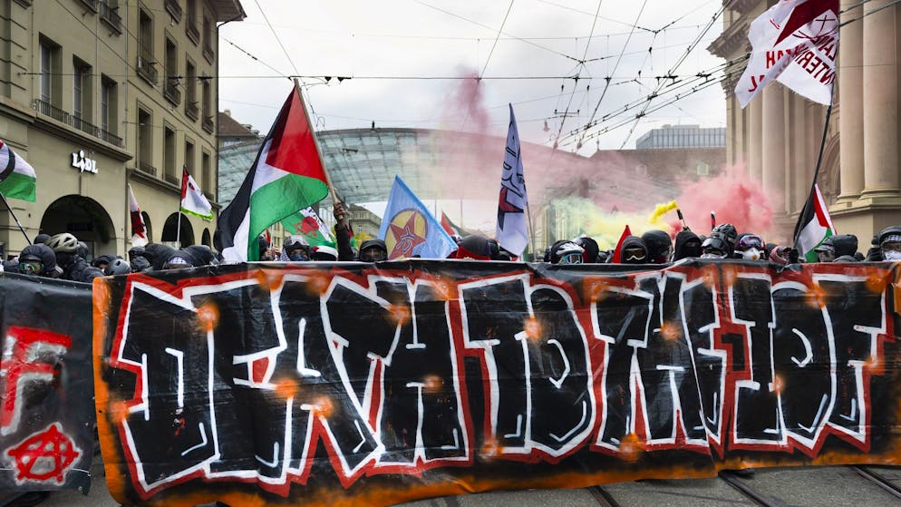 Scoppia anche un incendio. Degenera il corteo pro-Palestina a Berna: scontri fra polizia e manifestanti