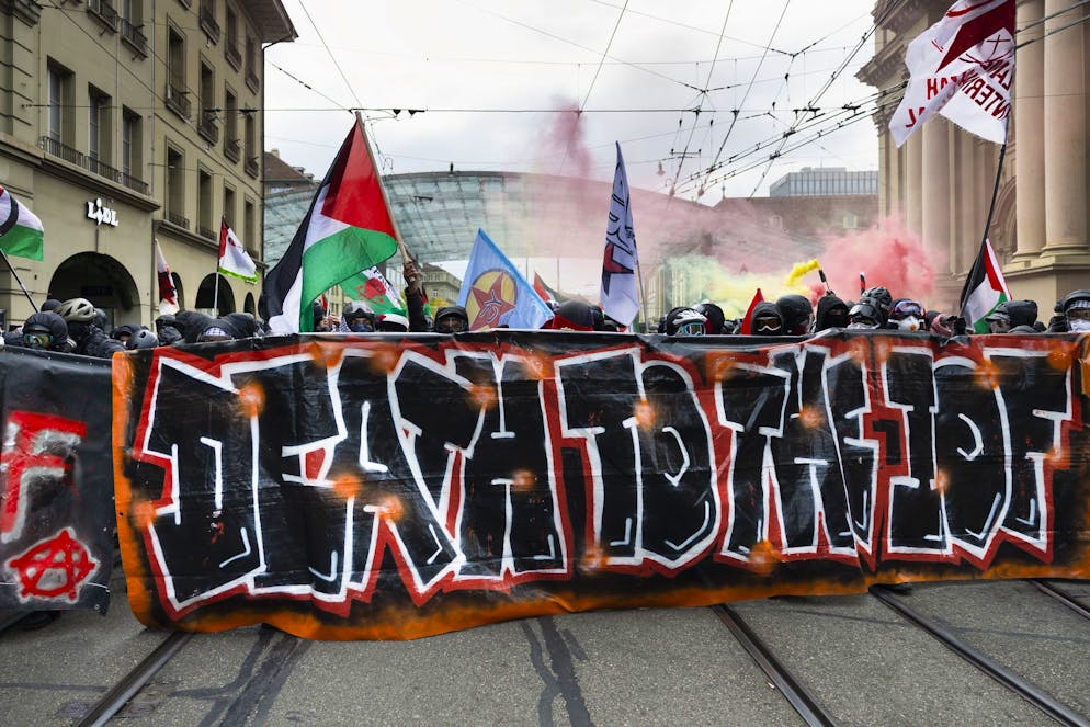 Berna proteste pro Palestina. Circa 5'000 persone si sono radunate a Berna, la manifestazione era stata promossa da gruppi filopalestinesi di tutto il Paese.