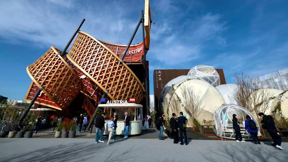 Il padiglione svizzero a destra e quello austriaco a sinistra.