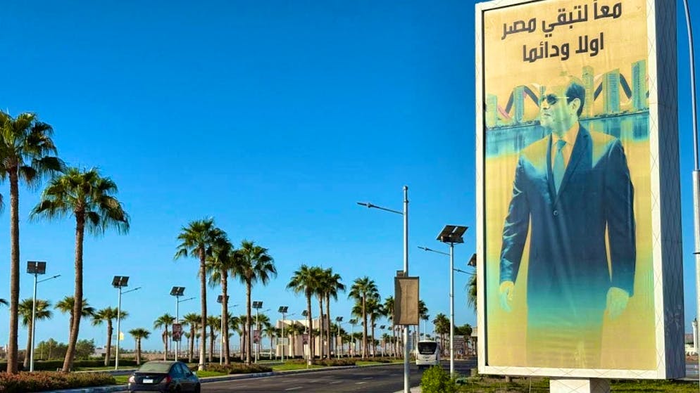ARCHIVE - A vehicle passes in front of a billboard with Egyptian President Abdel Fattah el-Sissi in Sharm el-Sheikh. Photo: Uncredited/AP/dpa