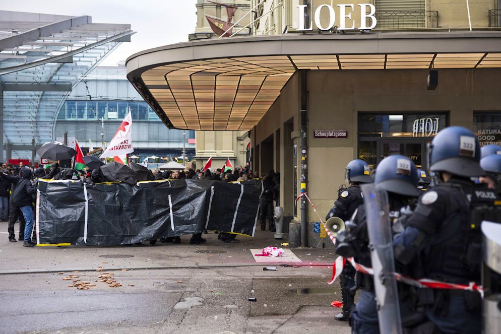 Berna proteste pro Palestina. La folla, guidata da individui a volto coperto, ha scandito vari slogan, fra cui «Free, free Palestine» (Palestina libera) o «Shame on you» (vergognatevi)