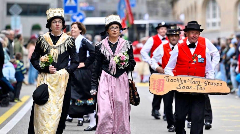 Die Trachtentanzgruppe Saas-Fee gehörte am OLMA-Umzug in St. Gallen zu den Repräsentantinnen des Gastkantons Wallis.