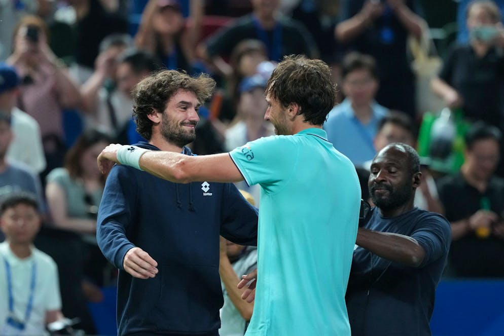 Valentin Vacherot (l.) trifft am Sonntag auf seinen Cousin Arthur Rinderknech (r.) im Masters-Final von Shanghai.